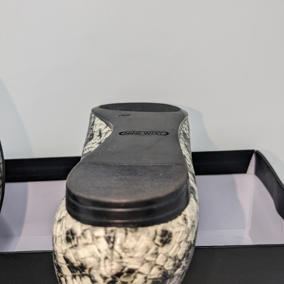 Nine West Hayden3 Flats Gray And White Snakeskin Pattern Size 7.5M Barely Worn - Picture 9 of 11